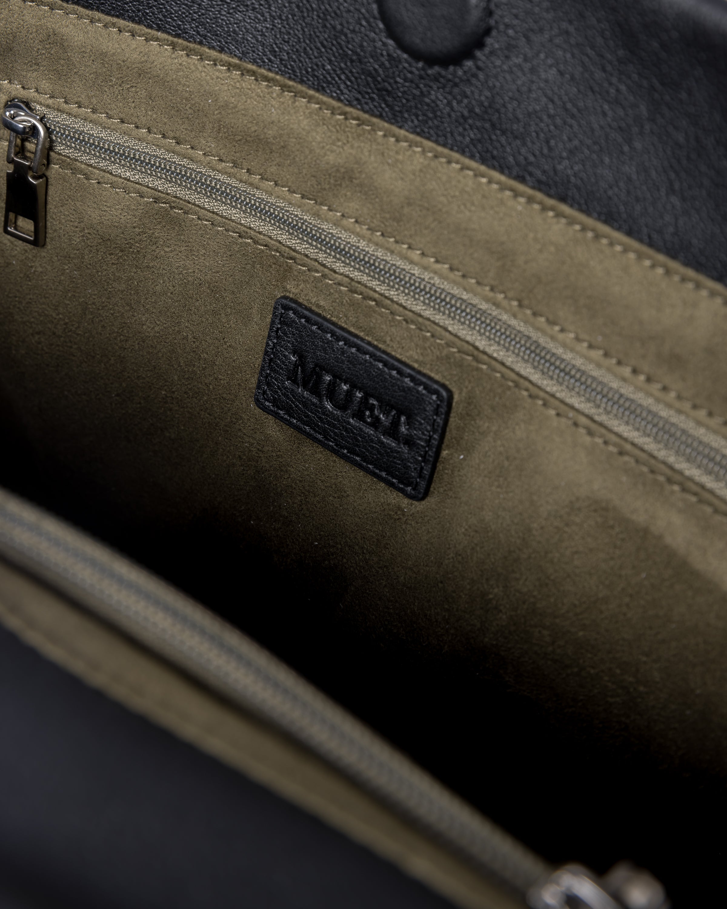 MUET. Sliced shoulder bag